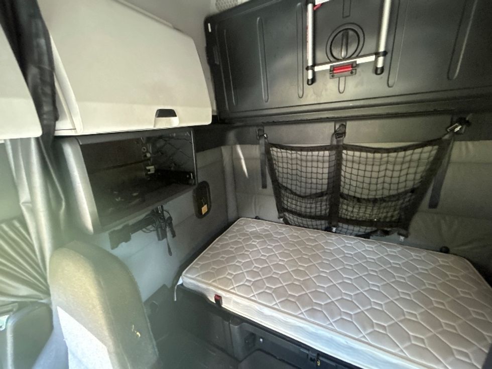 Sleeper Tractor-Heavy Duty Tractors-Freightliner-2022-T12664ST-Milwaukee-WI-458,684\n\t\tmiles-$ 72,500 - Image 16