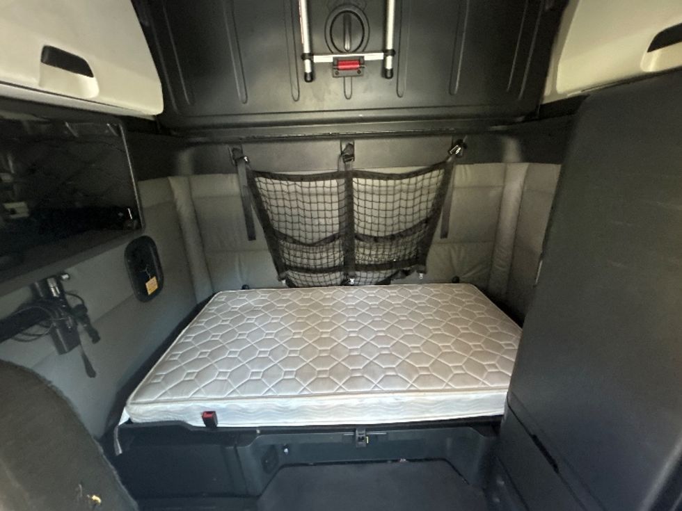 Sleeper Tractor-Heavy Duty Tractors-Freightliner-2022-T12664ST-Milwaukee-WI-458,684\n\t\tmiles-$ 72,500 - Image 17