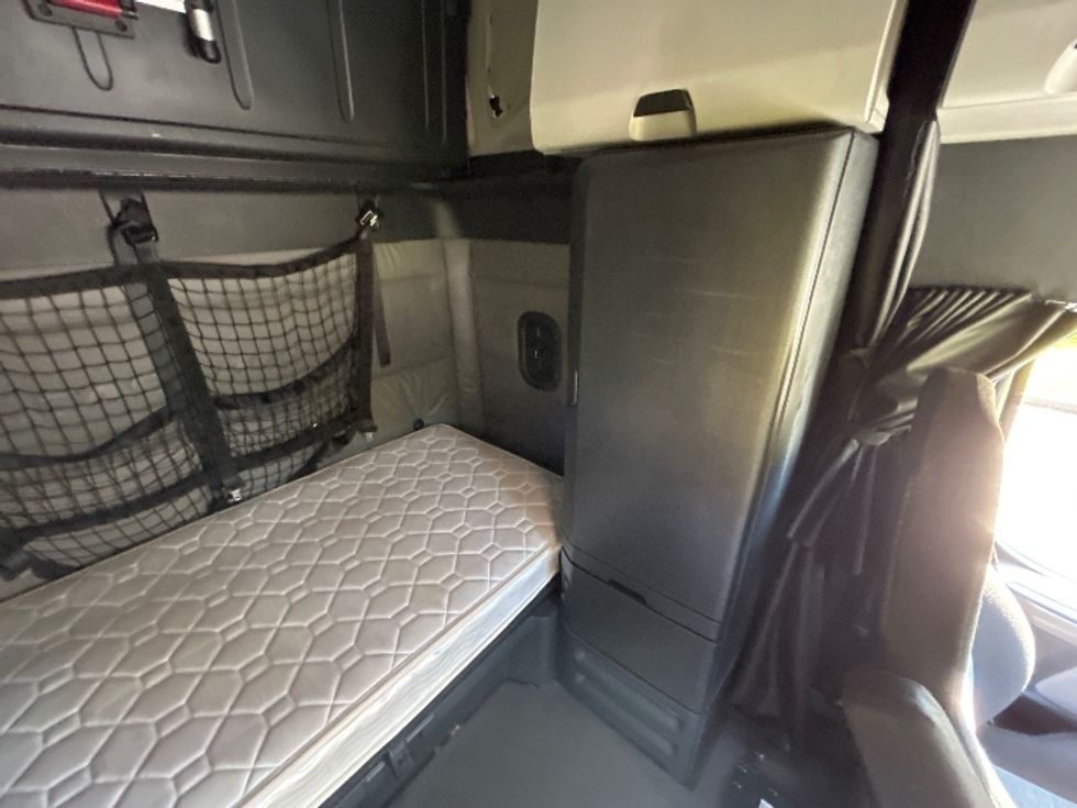 Sleeper Tractor-Heavy Duty Tractors-Freightliner-2022-T12664ST-Milwaukee-WI-458,684\n\t\tmiles-$ 72,500 - Image 18