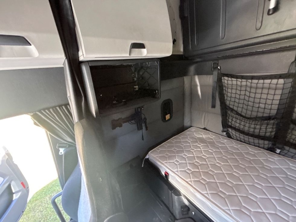 Sleeper Tractor-Heavy Duty Tractors-Freightliner-2022-T12664ST-Milwaukee-WI-458,684\n\t\tmiles-$ 72,500 - Image 19