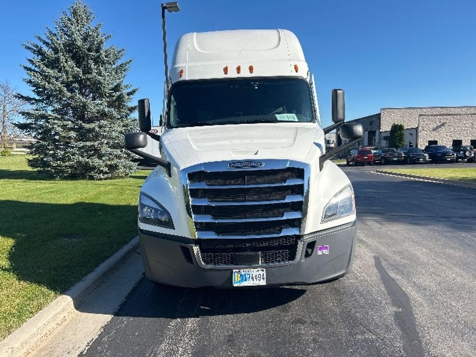 Sleeper Tractor-Heavy Duty Tractors-Freightliner-2022-T12664ST-Milwaukee-WI-458,684\n\t\tmiles-$ 72,500 - Image 2