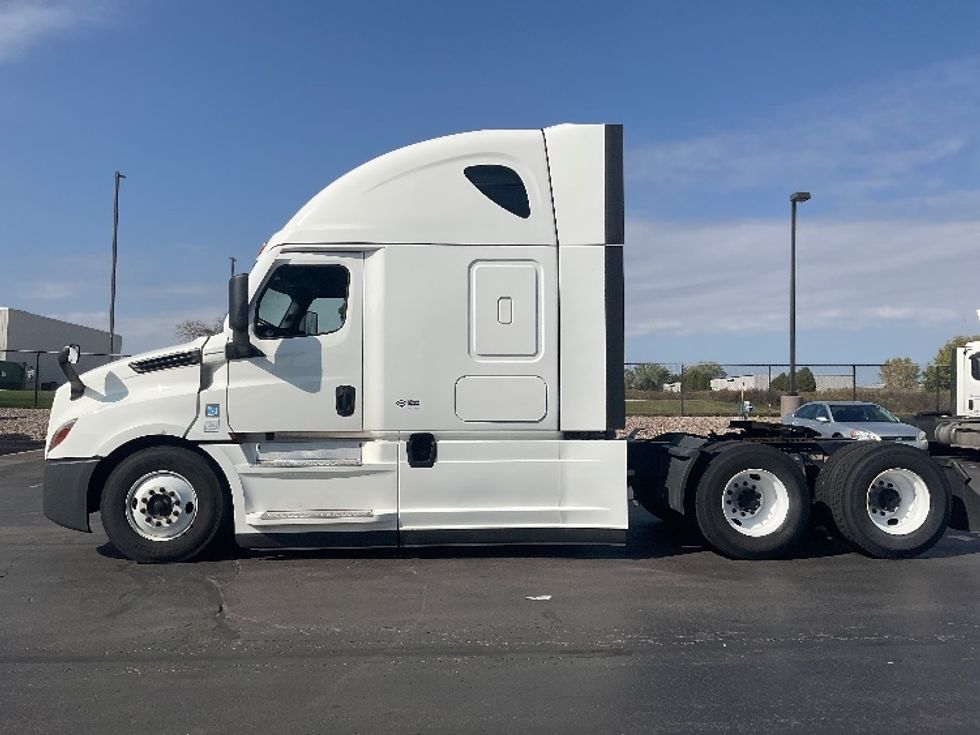 Sleeper Tractor-Heavy Duty Tractors-Freightliner-2022-T12664ST-Milwaukee-WI-458,684\n\t\tmiles-$ 72,500 - Image 4