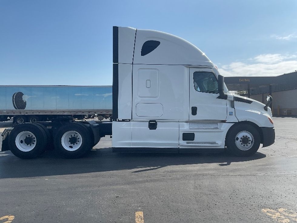 Sleeper Tractor-Heavy Duty Tractors-Freightliner-2022-T12664ST-Milwaukee-WI-458,684\n\t\tmiles-$ 72,500 - Image 8