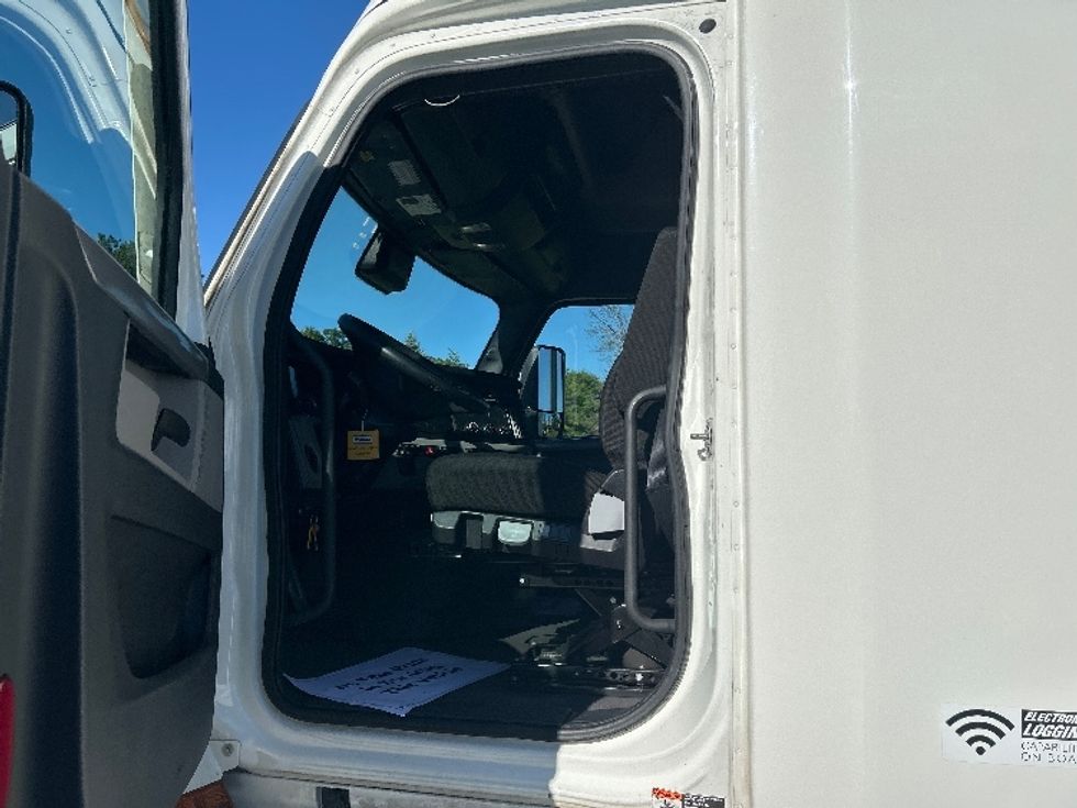 Sleeper Tractor-Heavy Duty Tractors-Freightliner-2022-T12664ST-Milwaukee-WI-458,684\n\t\tmiles-$ 72,500 - Image 9