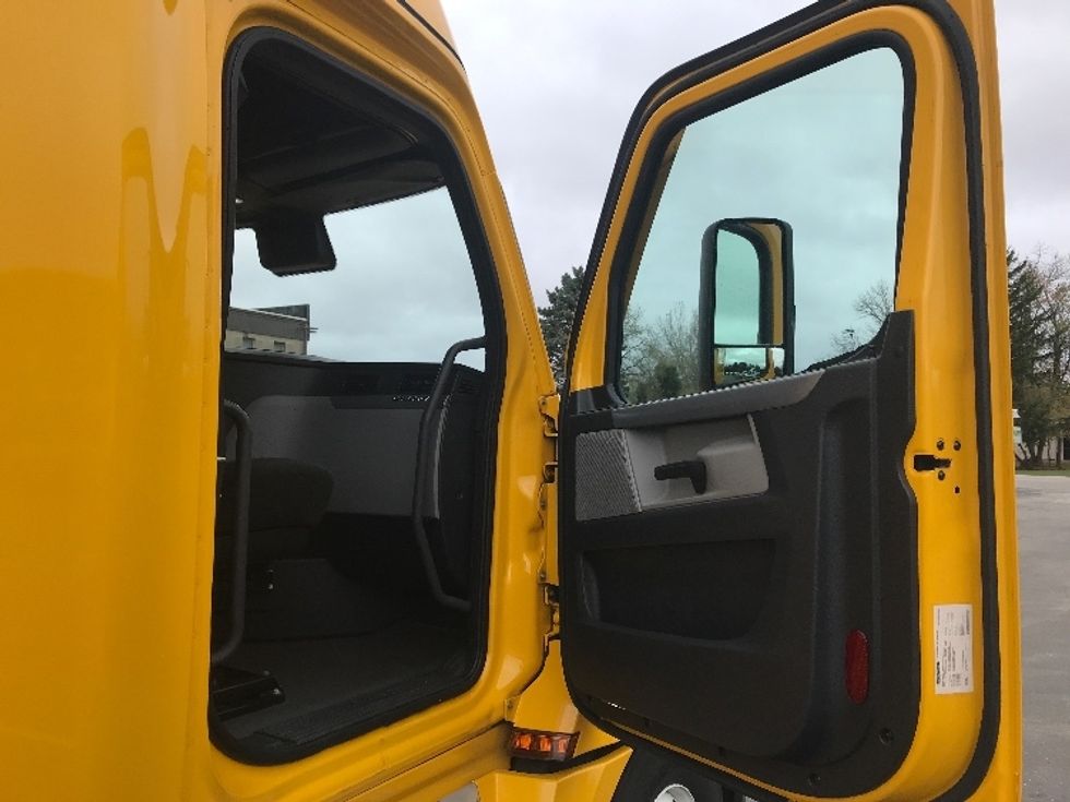 Sleeper Tractor-Heavy Duty Tractors-Freightliner-2022-T12664ST-Milwaukee-WI-461,129\n\t\tmiles-$ 67,250 - Image 13