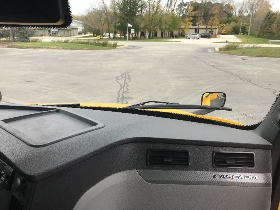 Sleeper Tractor-Heavy Duty Tractors-Freightliner-2022-T12664ST-Milwaukee-WI-461,129\n\t\tmiles-$ 67,250 - Image 14