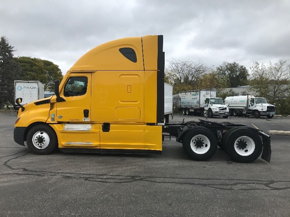 Sleeper Tractor-Heavy Duty Tractors-Freightliner-2022-T12664ST-Milwaukee-WI-461,129\n\t\tmiles-$ 67,250 - Image 4