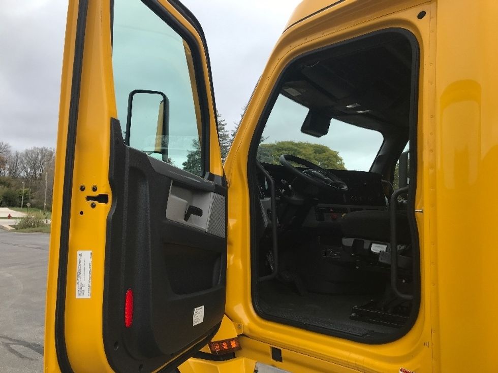 Sleeper Tractor-Heavy Duty Tractors-Freightliner-2022-T12664ST-Milwaukee-WI-461,129\n\t\tmiles-$ 67,250 - Image 9