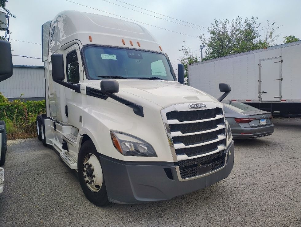 Sleeper Tractor-Heavy Duty Tractors-Freightliner-2022-T12664ST-Milwaukee-WI-517,837\n\t\tmiles-$ 58,750 - Image 1