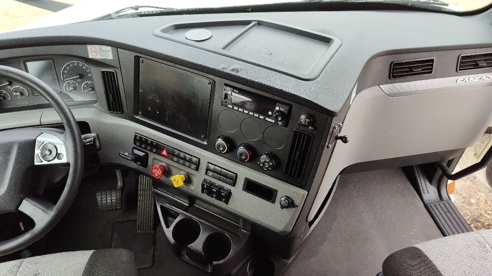 Sleeper Tractor-Heavy Duty Tractors-Freightliner-2022-T12664ST-Milwaukee-WI-517,837\n\t\tmiles-$ 58,750 - Image 10