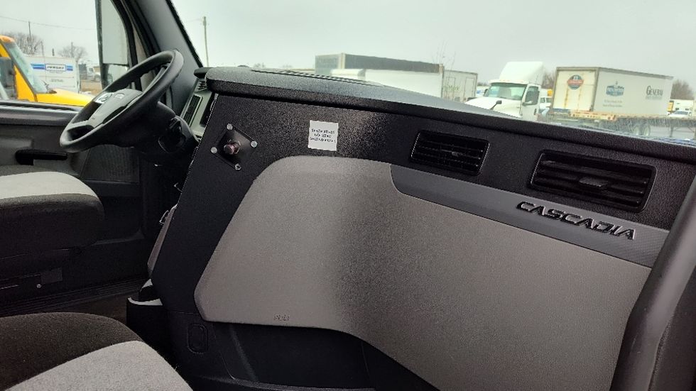 Sleeper Tractor-Heavy Duty Tractors-Freightliner-2022-T12664ST-Milwaukee-WI-517,837\n\t\tmiles-$ 58,750 - Image 12