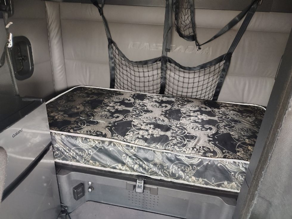 Sleeper Tractor-Heavy Duty Tractors-Freightliner-2022-T12664ST-Milwaukee-WI-517,837\n\t\tmiles-$ 58,750 - Image 14