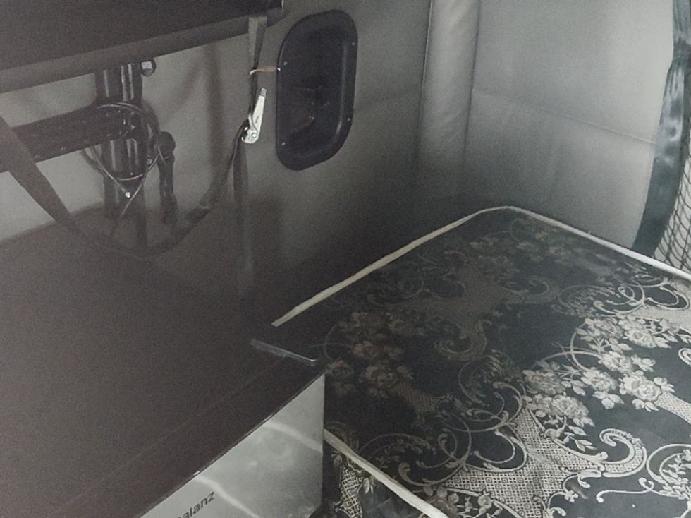 Sleeper Tractor-Heavy Duty Tractors-Freightliner-2022-T12664ST-Milwaukee-WI-517,837\n\t\tmiles-$ 58,750 - Image 15