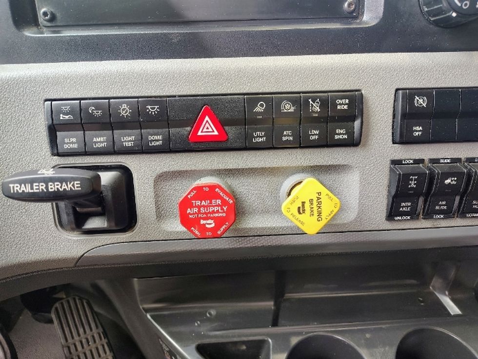 Sleeper Tractor-Heavy Duty Tractors-Freightliner-2022-T12664ST-Milwaukee-WI-517,837\n\t\tmiles-$ 58,750 - Image 19