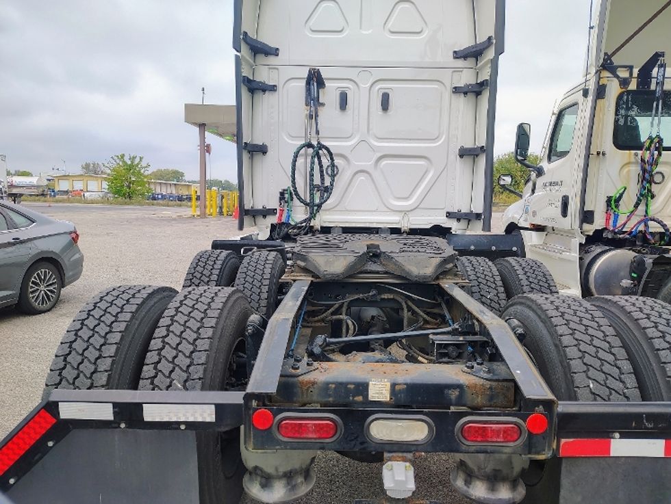 Sleeper Tractor-Heavy Duty Tractors-Freightliner-2022-T12664ST-Milwaukee-WI-517,837\n\t\tmiles-$ 58,750 - Image 5