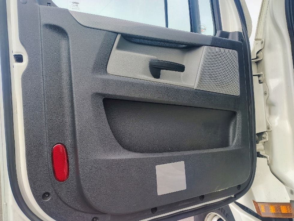 Sleeper Tractor-Heavy Duty Tractors-Freightliner-2022-T12664ST-Milwaukee-WI-517,837\n\t\tmiles-$ 58,750 - Image 7