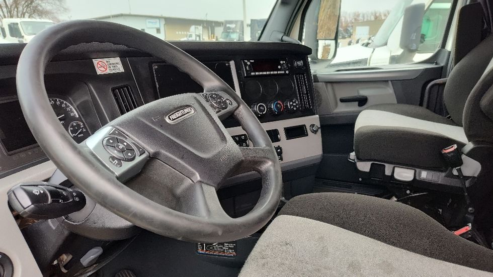 Sleeper Tractor-Heavy Duty Tractors-Freightliner-2022-T12664ST-Milwaukee-WI-517,837\n\t\tmiles-$ 58,750 - Image 8