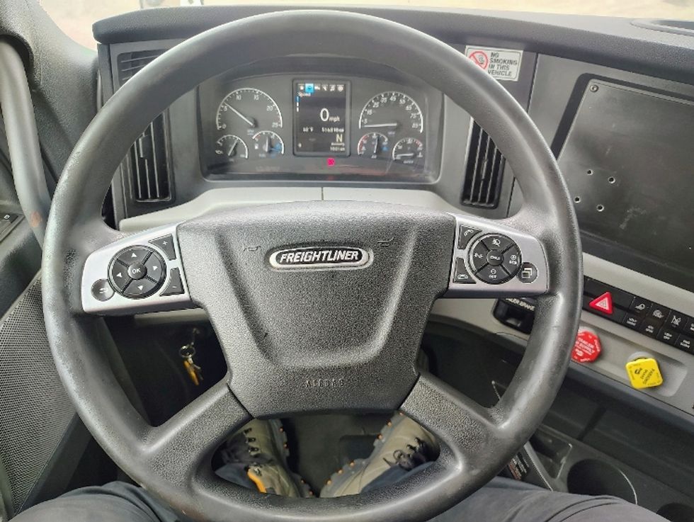 Sleeper Tractor-Heavy Duty Tractors-Freightliner-2022-T12664ST-Milwaukee-WI-517,837\n\t\tmiles-$ 58,750 - Image 9