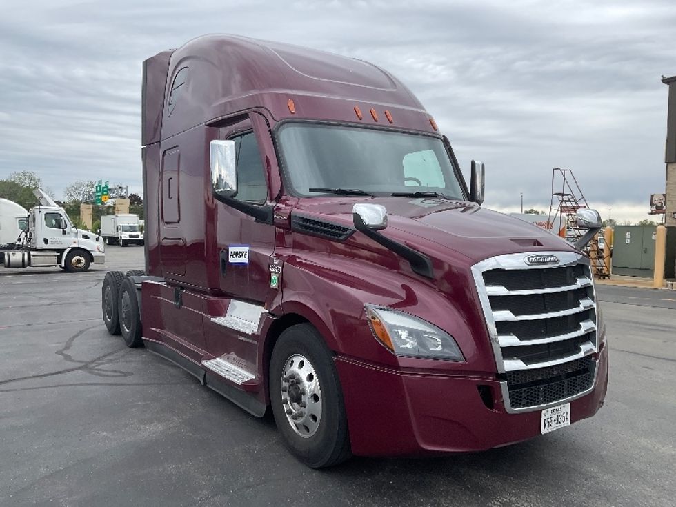 Sleeper Tractor-Heavy Duty Tractors-Freightliner-2022-T12664ST-Milwaukee-WI-534,284\n\t\tmiles-$ 64,750 - Image 1