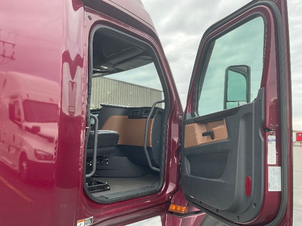 Sleeper Tractor-Heavy Duty Tractors-Freightliner-2022-T12664ST-Milwaukee-WI-534,284\n\t\tmiles-$ 64,750 - Image 13