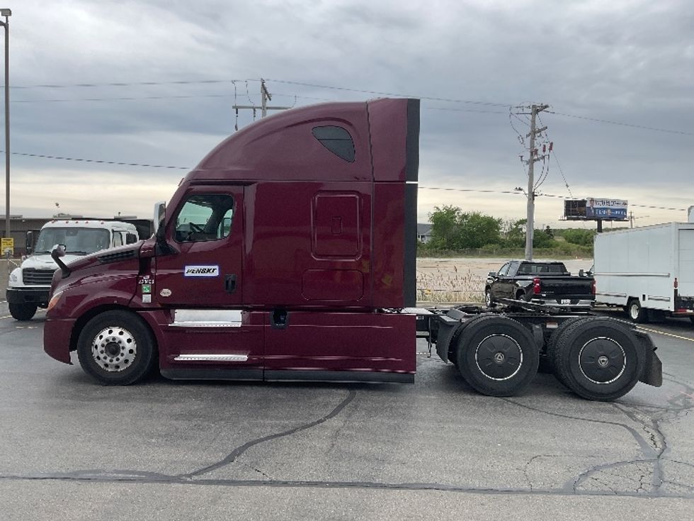 Sleeper Tractor-Heavy Duty Tractors-Freightliner-2022-T12664ST-Milwaukee-WI-534,284\n\t\tmiles-$ 64,750 - Image 4