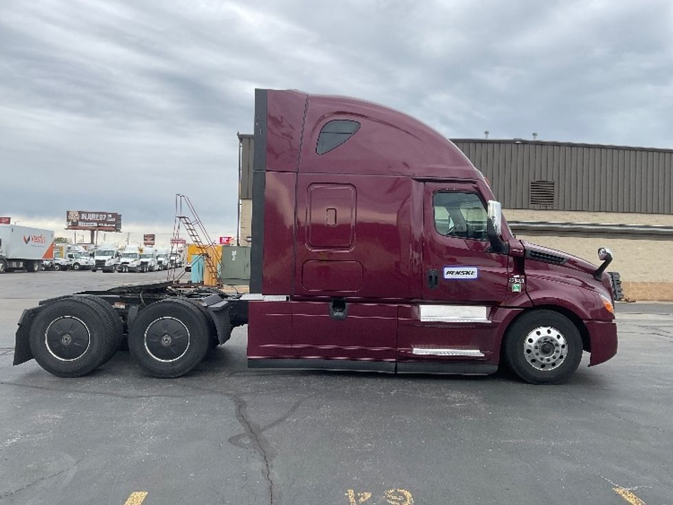 Sleeper Tractor-Heavy Duty Tractors-Freightliner-2022-T12664ST-Milwaukee-WI-534,284\n\t\tmiles-$ 64,750 - Image 8