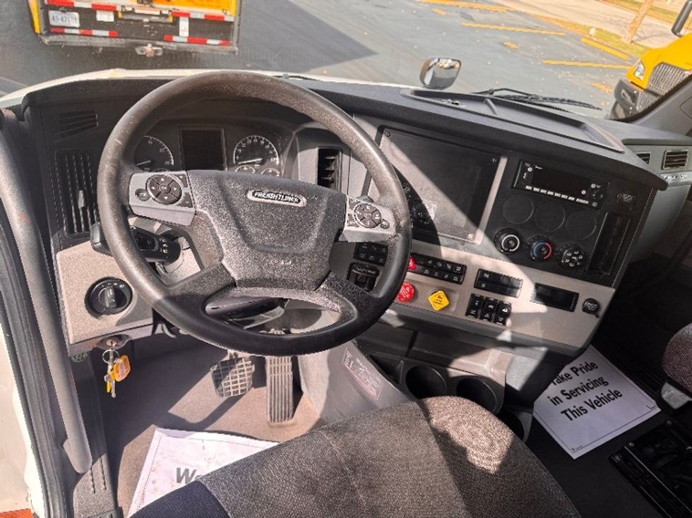Sleeper Tractor-Heavy Duty Tractors-Freightliner-2022-T12664ST-Milwaukee-WI-554,903\n\t\tmiles-$ 62,500 - Image 10