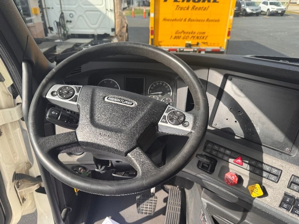 Sleeper Tractor-Heavy Duty Tractors-Freightliner-2022-T12664ST-Milwaukee-WI-554,903\n\t\tmiles-$ 62,500 - Image 11
