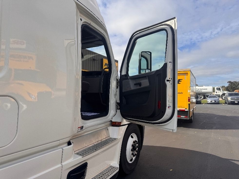 Sleeper Tractor-Heavy Duty Tractors-Freightliner-2022-T12664ST-Milwaukee-WI-554,903\n\t\tmiles-$ 62,500 - Image 12