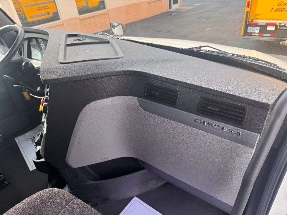 Sleeper Tractor-Heavy Duty Tractors-Freightliner-2022-T12664ST-Milwaukee-WI-554,903\n\t\tmiles-$ 62,500 - Image 13