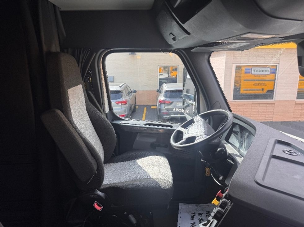 Sleeper Tractor-Heavy Duty Tractors-Freightliner-2022-T12664ST-Milwaukee-WI-554,903\n\t\tmiles-$ 62,500 - Image 14