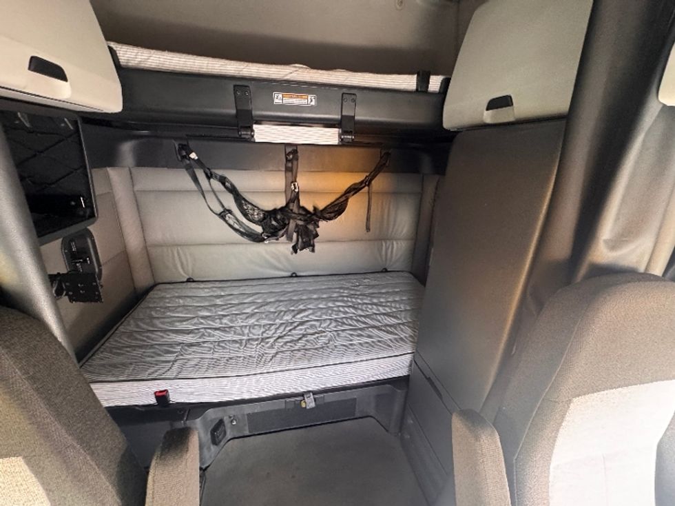 Sleeper Tractor-Heavy Duty Tractors-Freightliner-2022-T12664ST-Milwaukee-WI-554,903\n\t\tmiles-$ 62,500 - Image 15