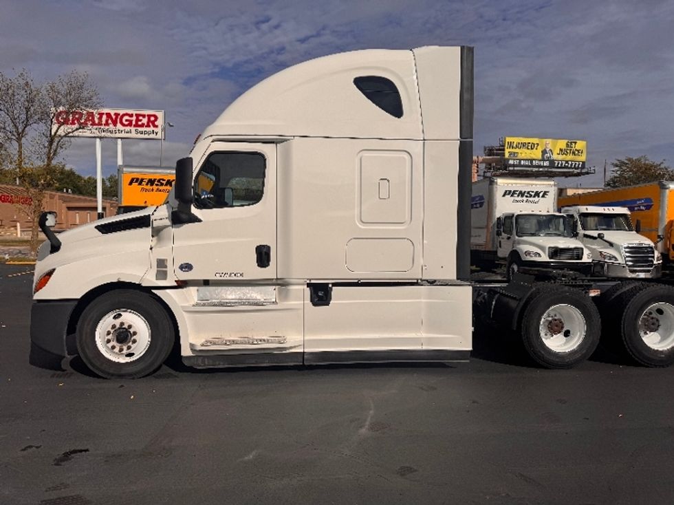 Sleeper Tractor-Heavy Duty Tractors-Freightliner-2022-T12664ST-Milwaukee-WI-554,903\n\t\tmiles-$ 62,500 - Image 4