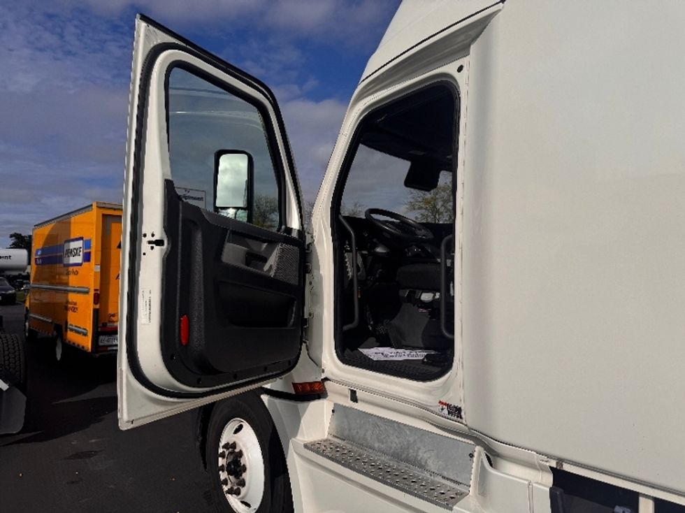 Sleeper Tractor-Heavy Duty Tractors-Freightliner-2022-T12664ST-Milwaukee-WI-554,903\n\t\tmiles-$ 62,500 - Image 9