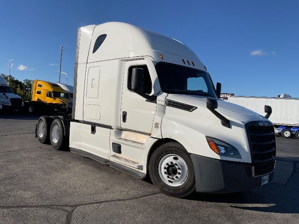 Sleeper Tractor-Heavy Duty Tractors-Freightliner-2022-T12664ST-Milwaukee-WI-567,040\n\t\tmiles-$ 62,250 - Image 1