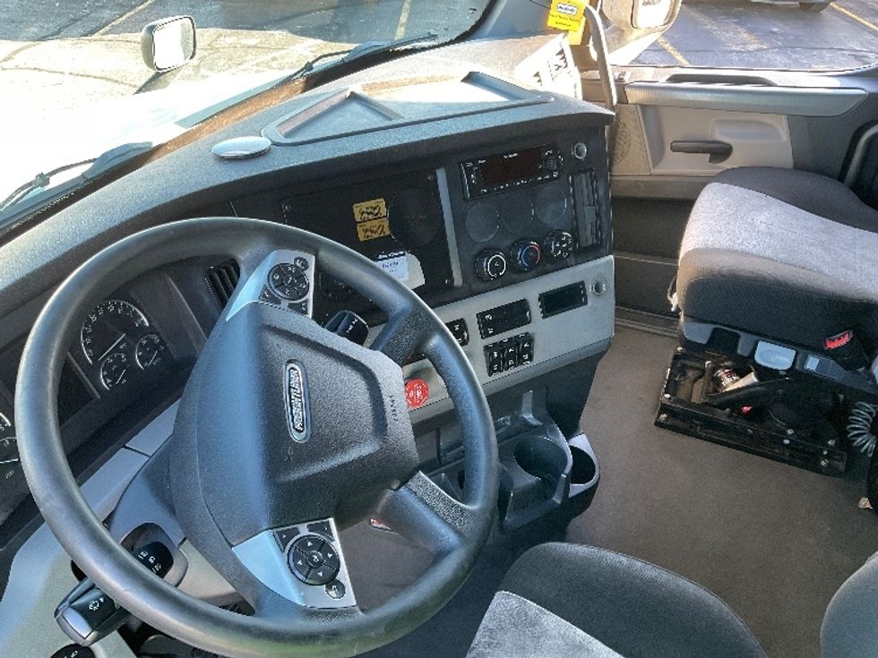 Sleeper Tractor-Heavy Duty Tractors-Freightliner-2022-T12664ST-Milwaukee-WI-567,040\n\t\tmiles-$ 62,250 - Image 11
