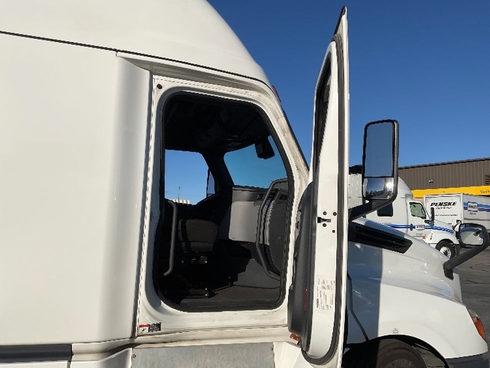 Sleeper Tractor-Heavy Duty Tractors-Freightliner-2022-T12664ST-Milwaukee-WI-567,040\n\t\tmiles-$ 62,250 - Image 13