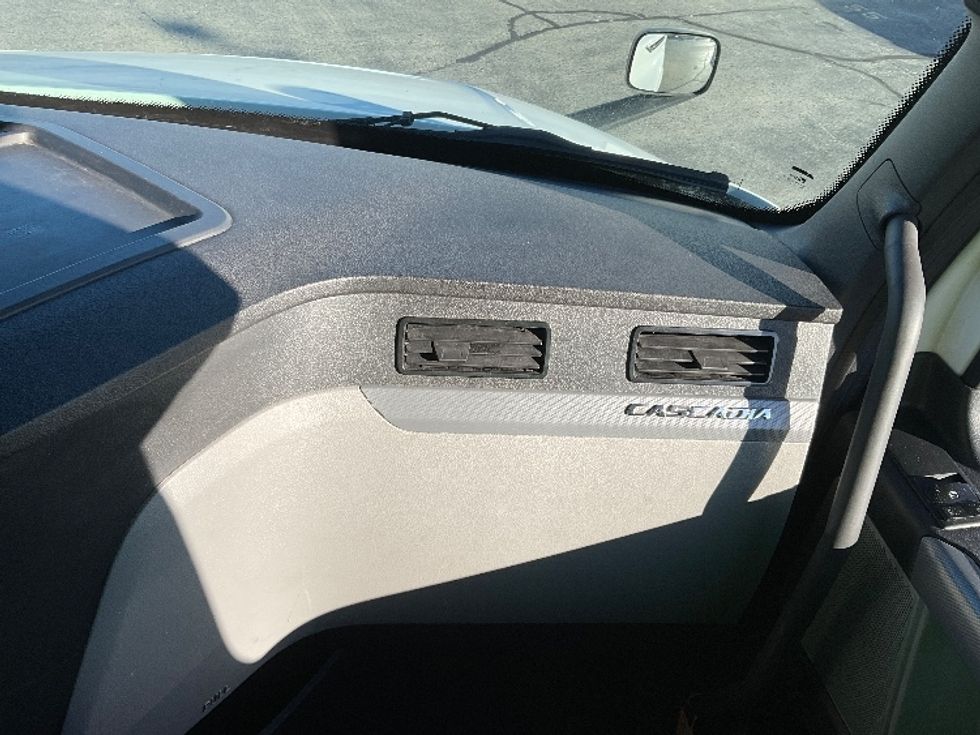 Sleeper Tractor-Heavy Duty Tractors-Freightliner-2022-T12664ST-Milwaukee-WI-567,040\n\t\tmiles-$ 62,250 - Image 14