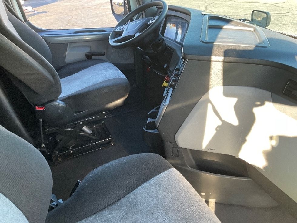 Sleeper Tractor-Heavy Duty Tractors-Freightliner-2022-T12664ST-Milwaukee-WI-567,040\n\t\tmiles-$ 62,250 - Image 15