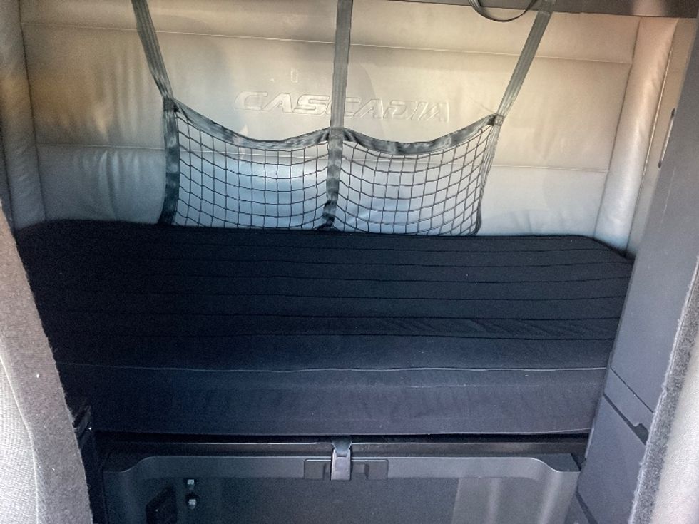 Sleeper Tractor-Heavy Duty Tractors-Freightliner-2022-T12664ST-Milwaukee-WI-567,040\n\t\tmiles-$ 62,250 - Image 16