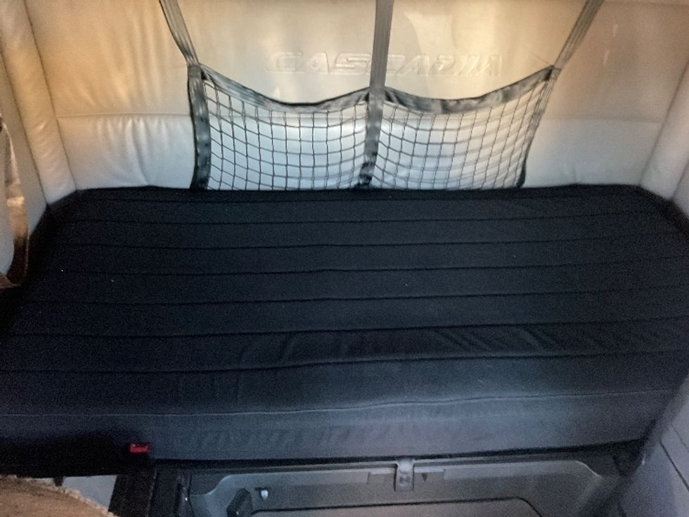 Sleeper Tractor-Heavy Duty Tractors-Freightliner-2022-T12664ST-Milwaukee-WI-567,040\n\t\tmiles-$ 62,250 - Image 17