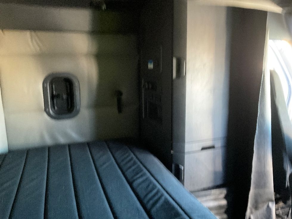 Sleeper Tractor-Heavy Duty Tractors-Freightliner-2022-T12664ST-Milwaukee-WI-567,040\n\t\tmiles-$ 62,250 - Image 18