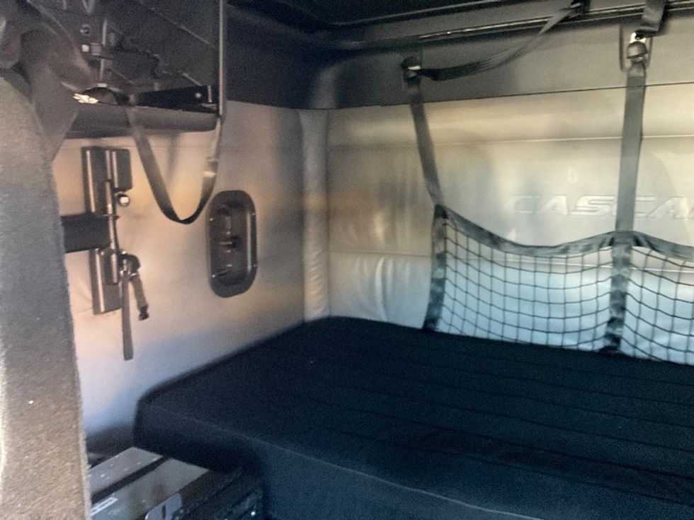 Sleeper Tractor-Heavy Duty Tractors-Freightliner-2022-T12664ST-Milwaukee-WI-567,040\n\t\tmiles-$ 62,250 - Image 19