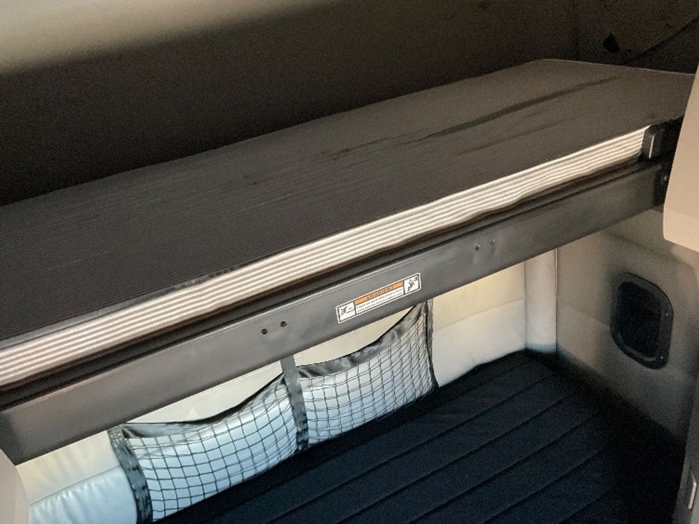 Sleeper Tractor-Heavy Duty Tractors-Freightliner-2022-T12664ST-Milwaukee-WI-567,040\n\t\tmiles-$ 62,250 - Image 22