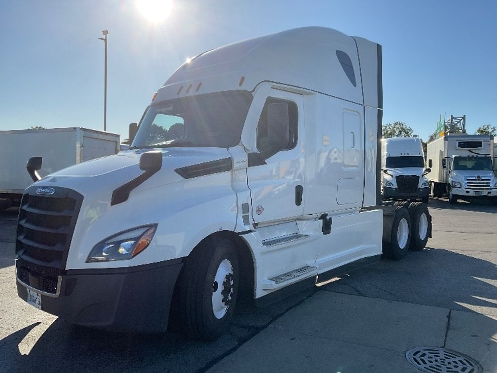 Sleeper Tractor-Heavy Duty Tractors-Freightliner-2022-T12664ST-Milwaukee-WI-567,040\n\t\tmiles-$ 62,250 - Image 3