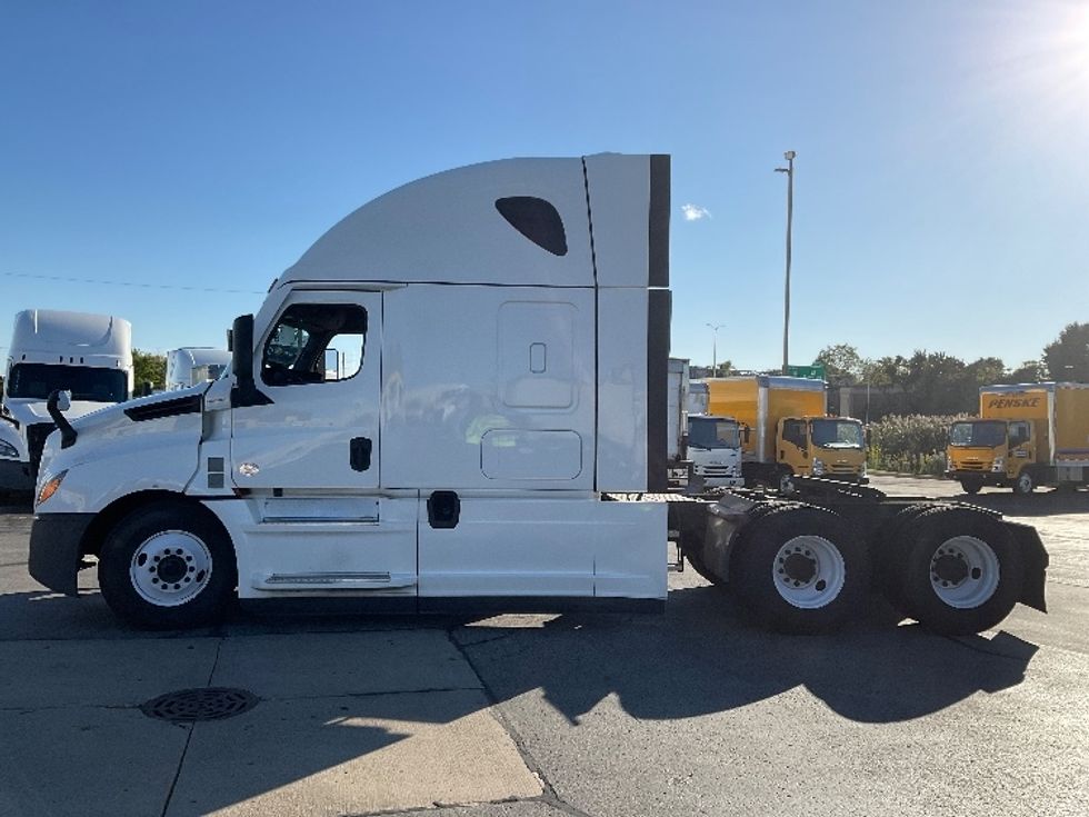 Sleeper Tractor-Heavy Duty Tractors-Freightliner-2022-T12664ST-Milwaukee-WI-567,040\n\t\tmiles-$ 62,250 - Image 4