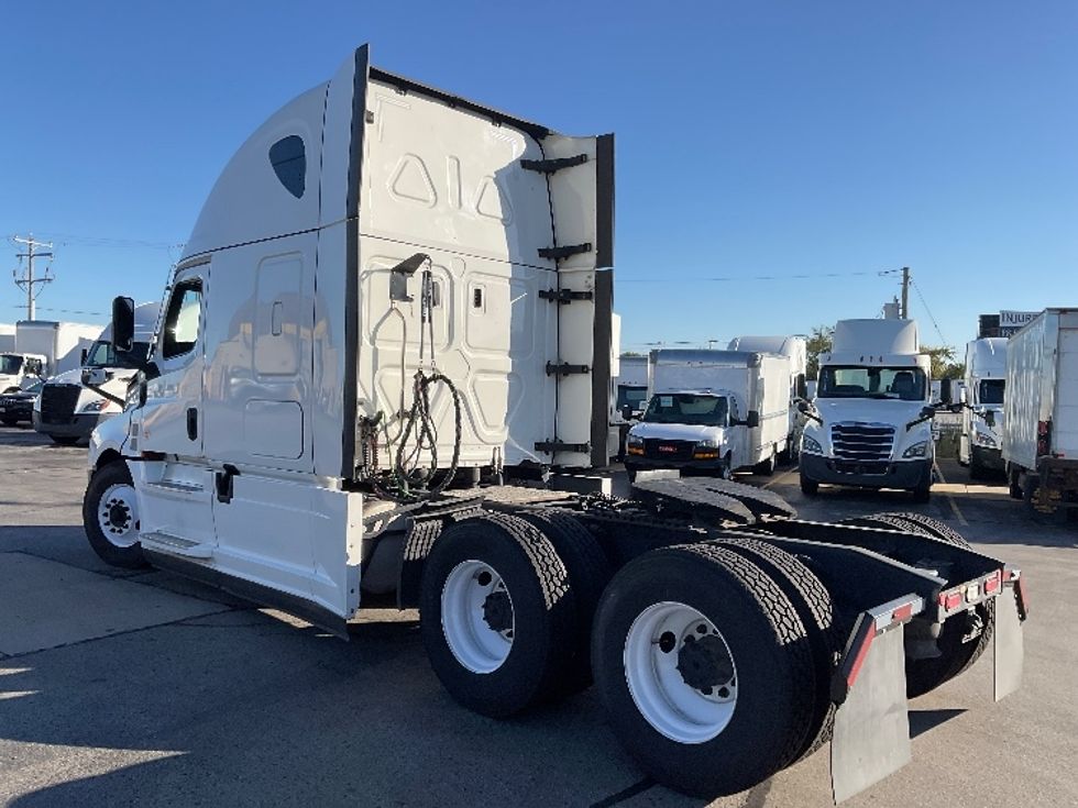 Sleeper Tractor-Heavy Duty Tractors-Freightliner-2022-T12664ST-Milwaukee-WI-567,040\n\t\tmiles-$ 62,250 - Image 5
