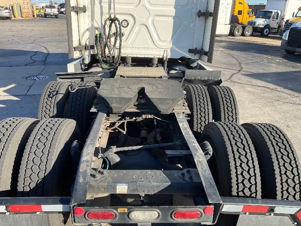 Sleeper Tractor-Heavy Duty Tractors-Freightliner-2022-T12664ST-Milwaukee-WI-567,040\n\t\tmiles-$ 62,250 - Image 6