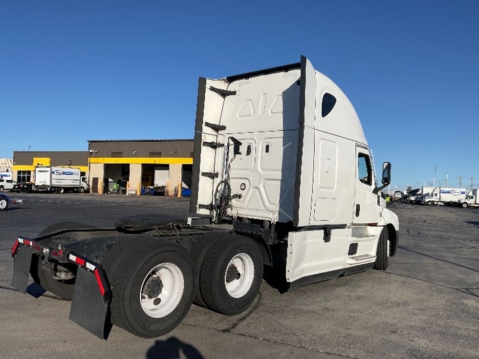 Sleeper Tractor-Heavy Duty Tractors-Freightliner-2022-T12664ST-Milwaukee-WI-567,040\n\t\tmiles-$ 62,250 - Image 7