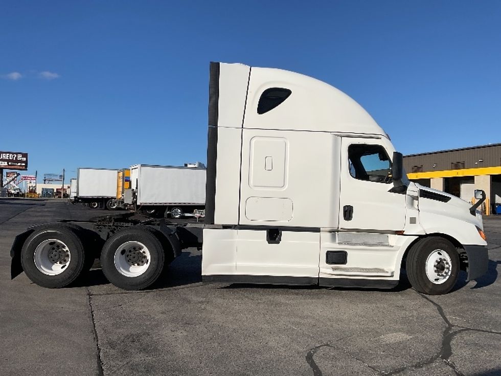 Sleeper Tractor-Heavy Duty Tractors-Freightliner-2022-T12664ST-Milwaukee-WI-567,040\n\t\tmiles-$ 62,250 - Image 8
